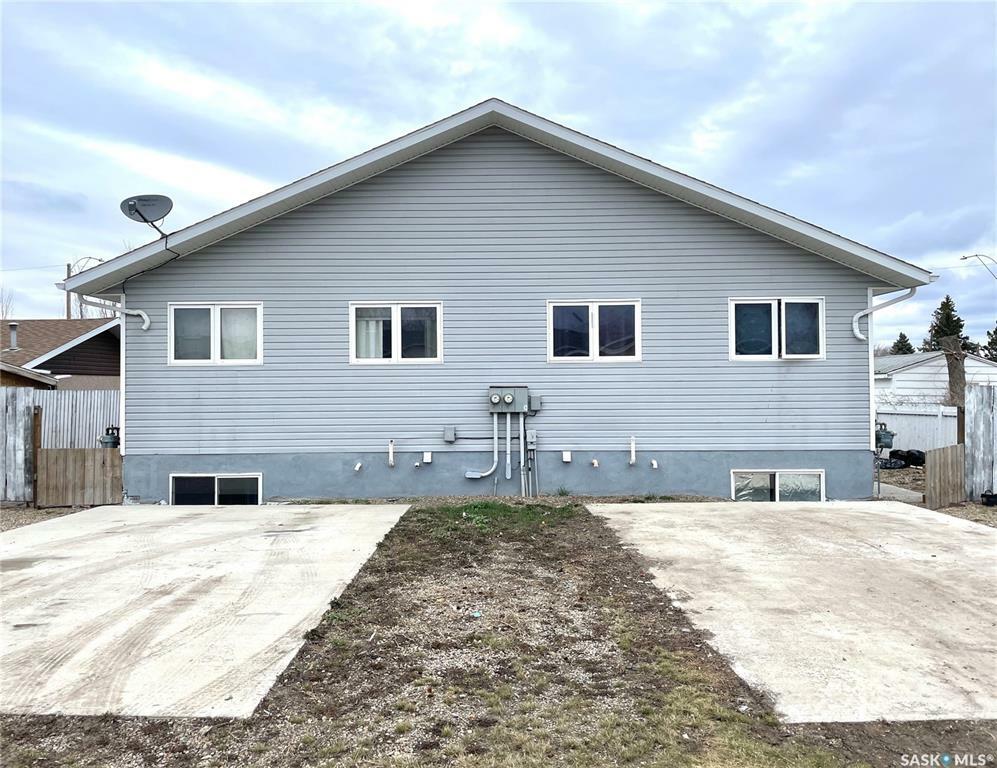 Photo de la propriété: 321 A/B 29th Street SK S0M 0E0