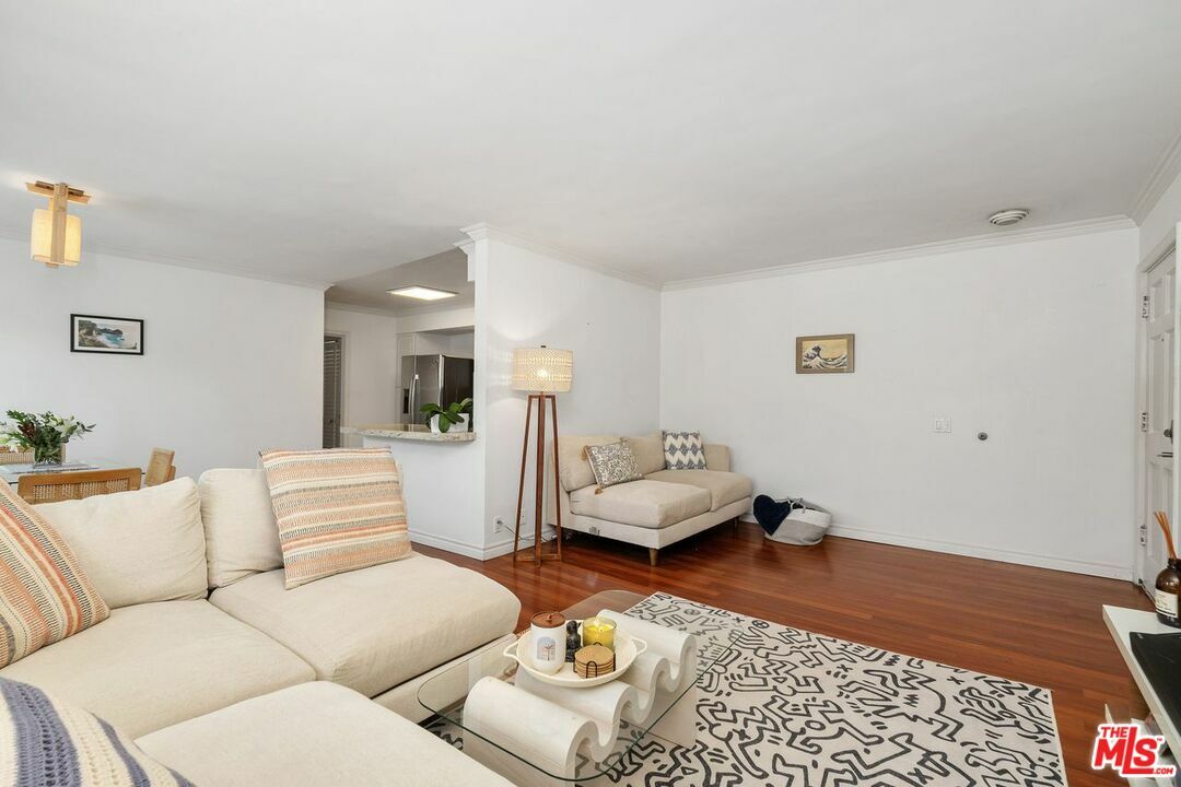 Property Photo:  837 Lincoln Blvd 6  CA 90403 