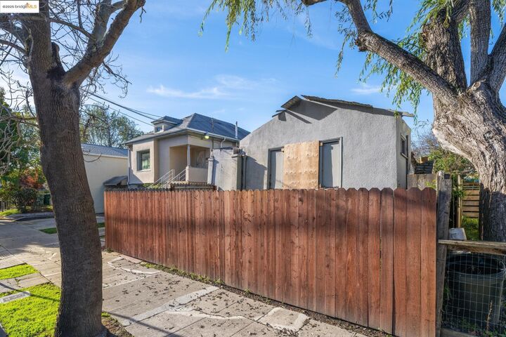 Property Photo: 3032 Mabel St CA 94702