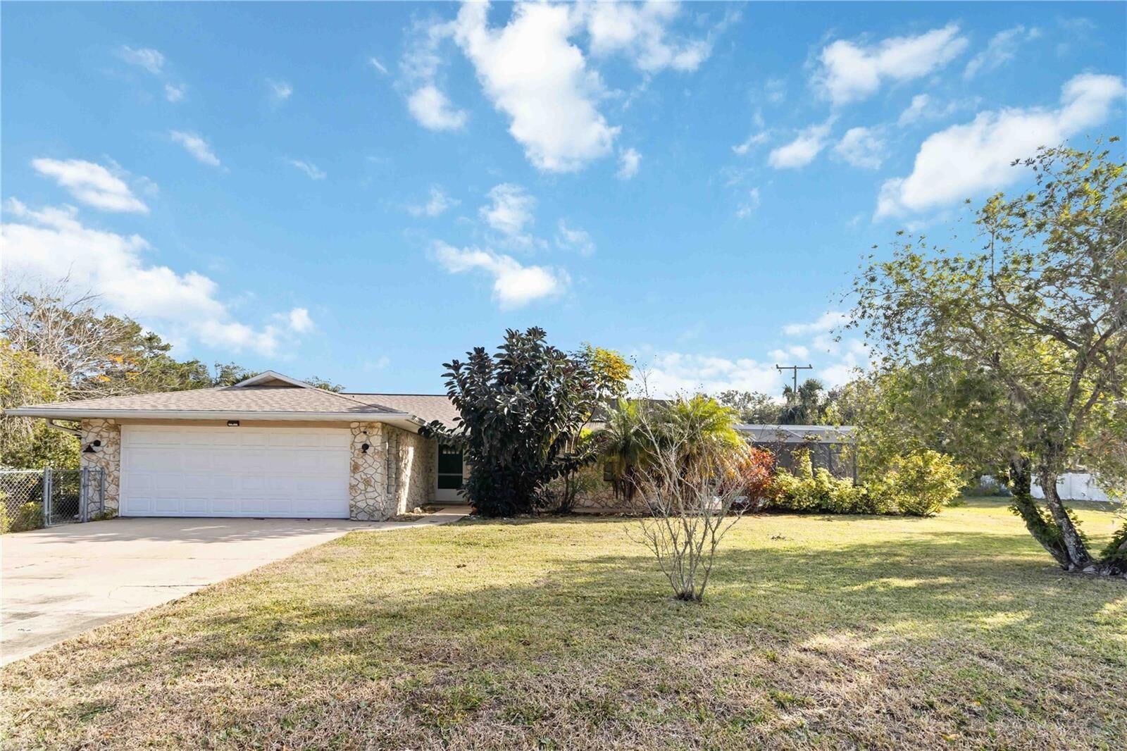 Property Photo:  1429 Royal Palm Drive  FL 32132 
