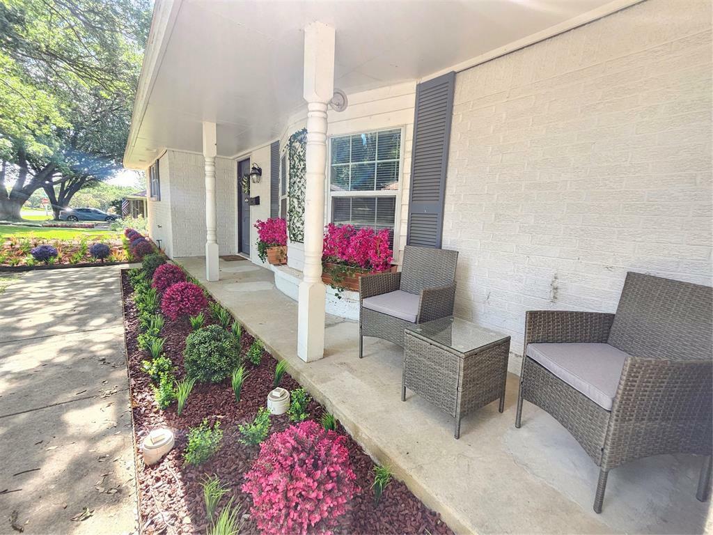 Property Photo: 3709 Ashford Avenue TX 76133