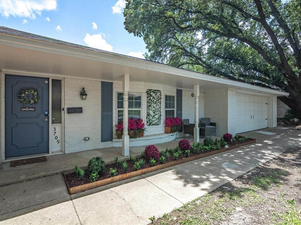 Property Photo: 3709 Ashford Avenue TX 76133