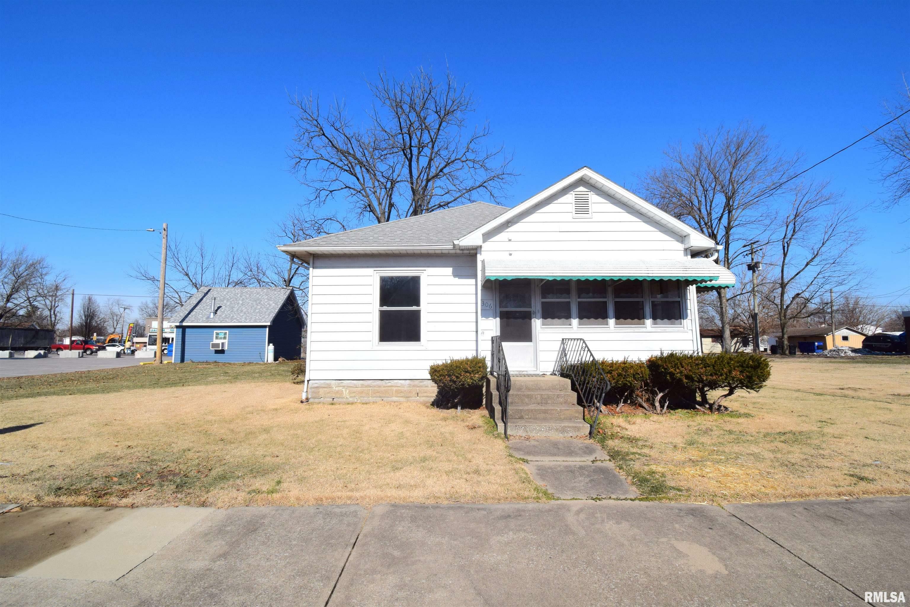 Property Photo:  306 W Franklin Avenue  IL 62884 