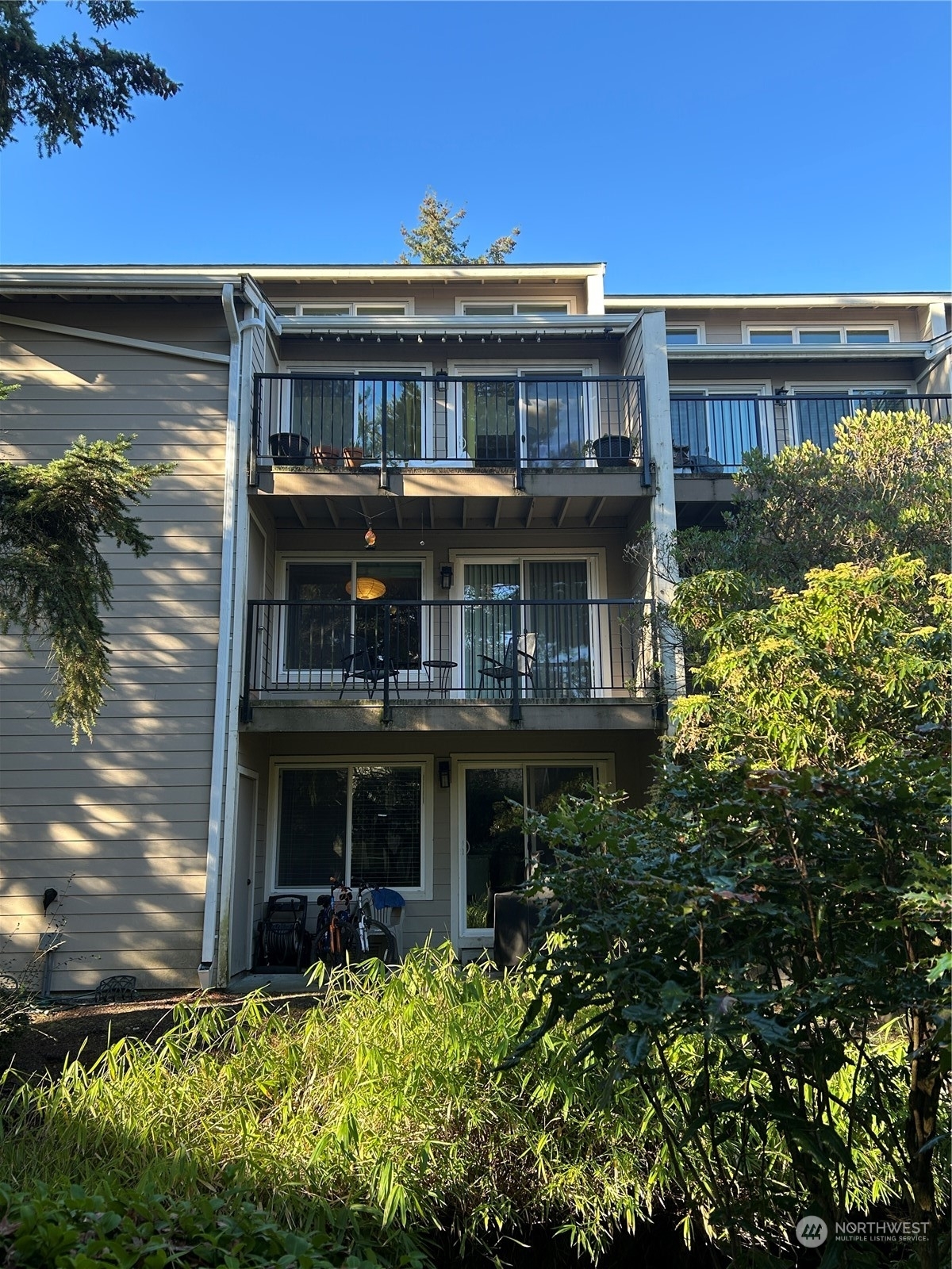 Property Photo:  19851  25th Avenue NE 221  WA 98155 
