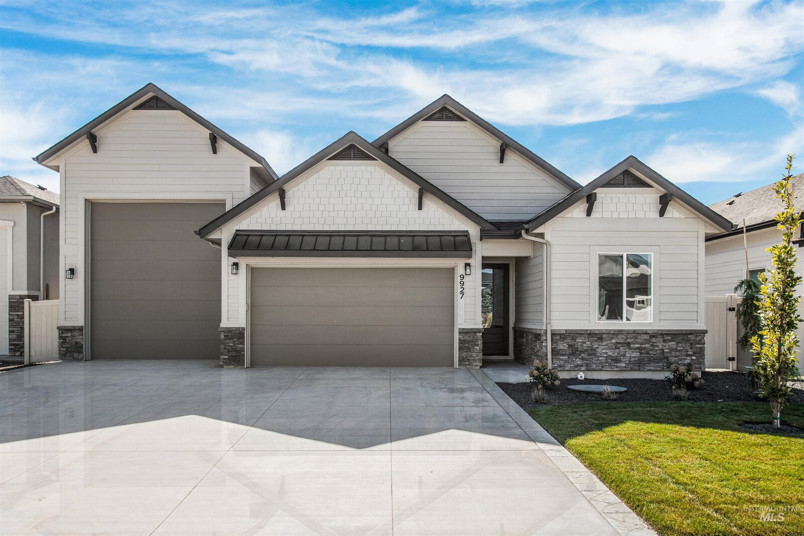 Property Photo:  1948 N Meadow Wood Ave  ID 83644 