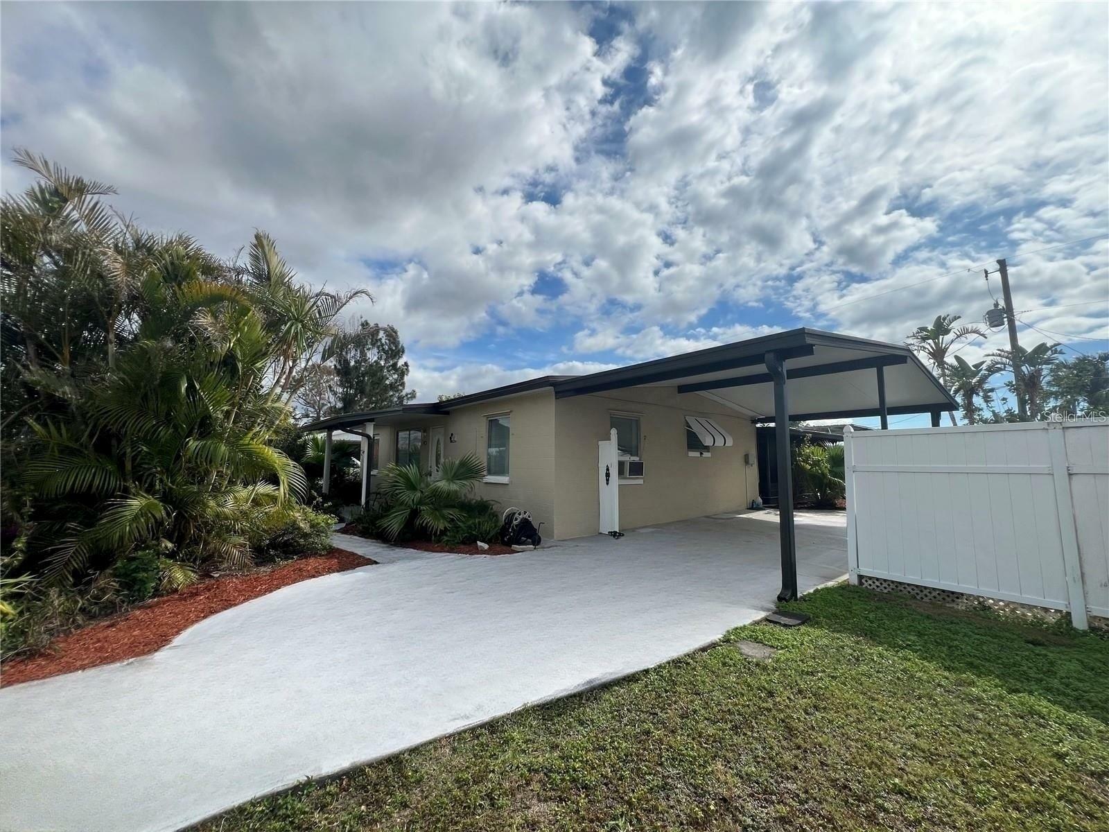 Property Photo: 8585 Cristobal Avenue FL 34287
