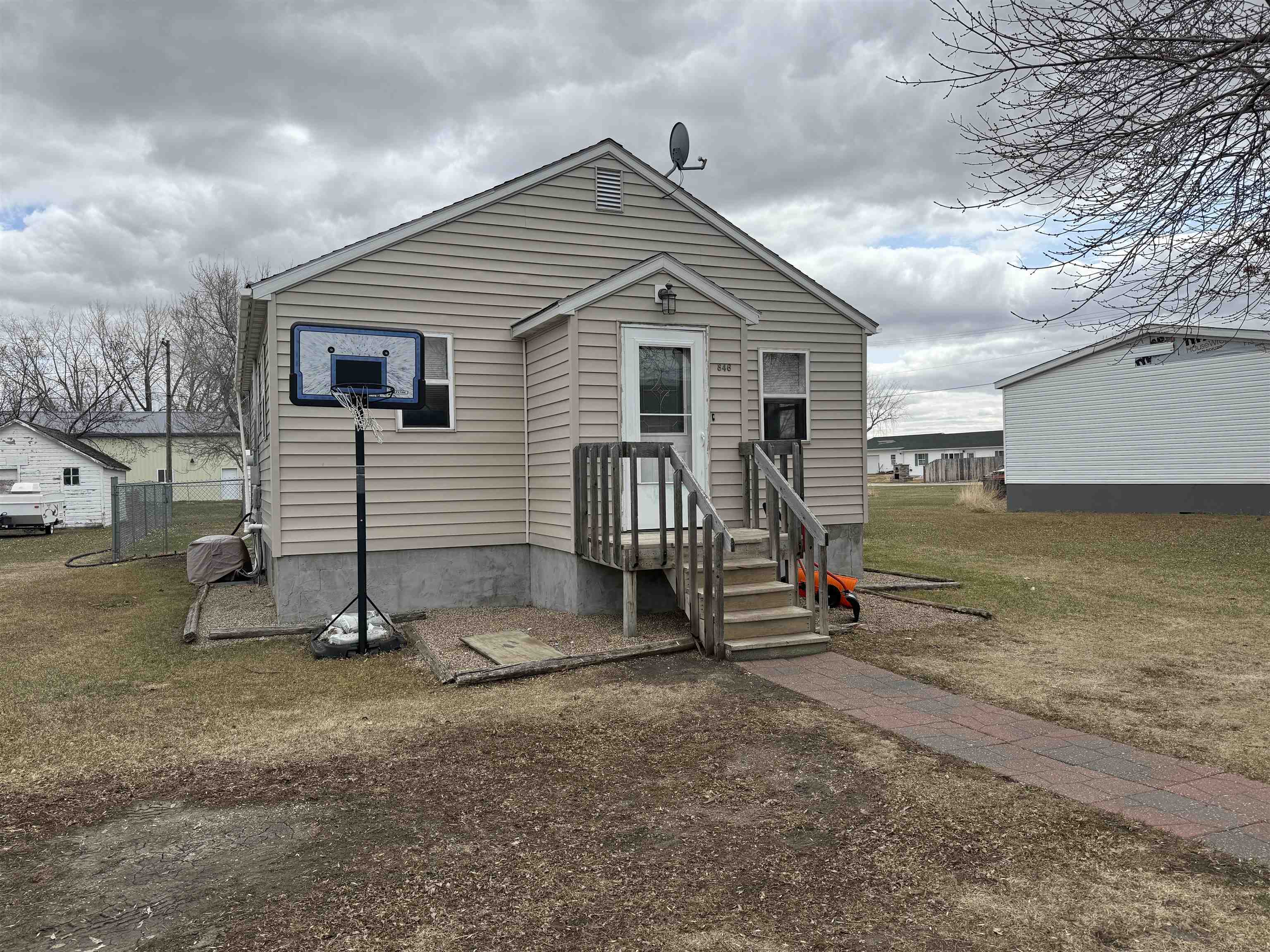 Property Photo: 846 Opfer Ave ND 58750