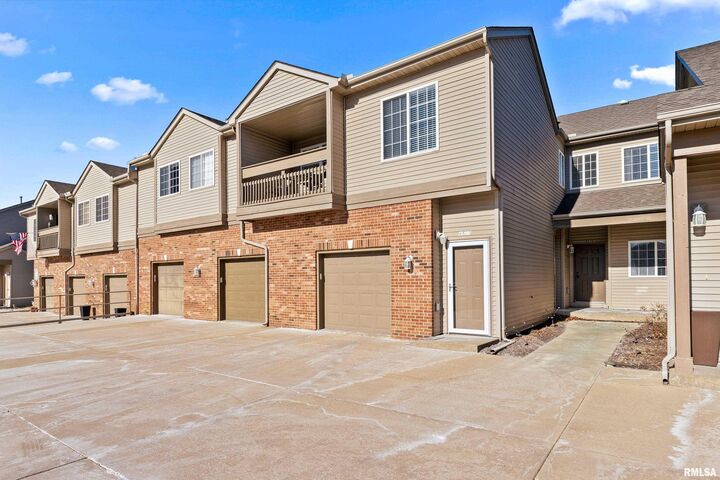 4526 N Thornhill Drive 206D  Peoria IL 61615 photo