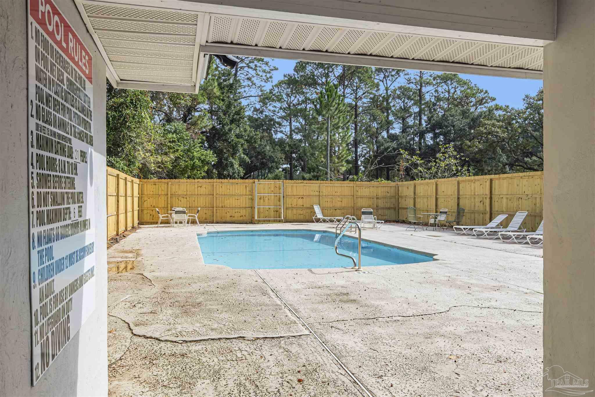 Property Photo: 632 Emerald Ln FL 32547