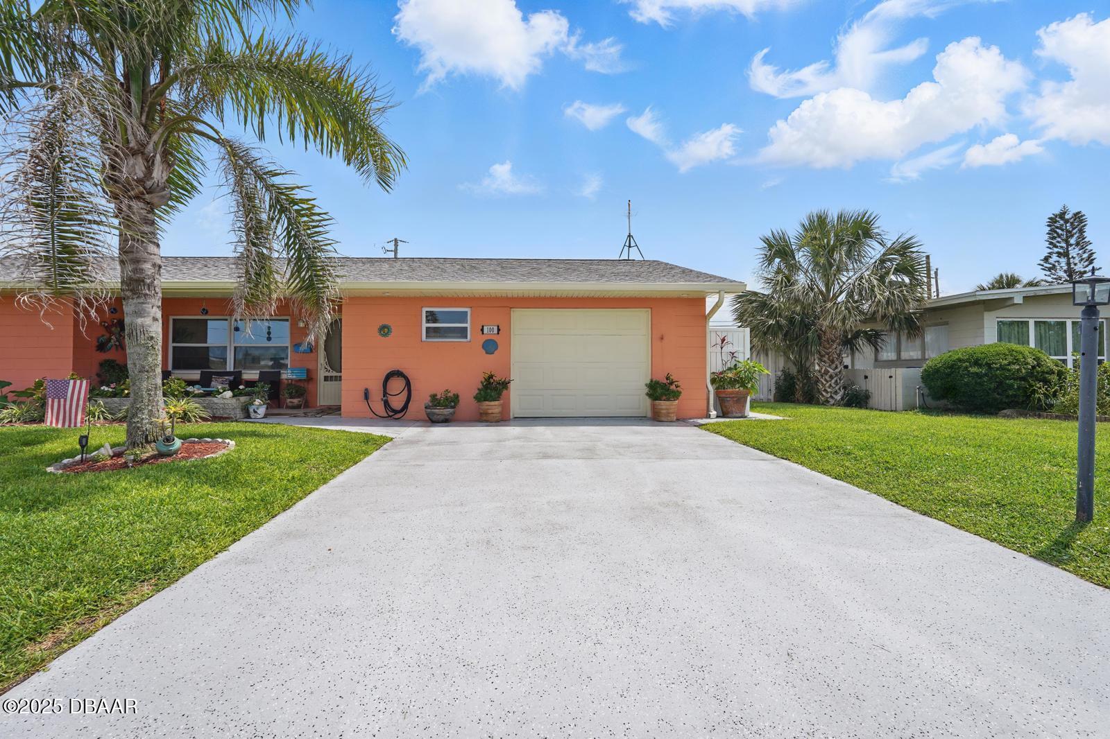 Property Photo: 100 Lynnhurst Drive FL 32176