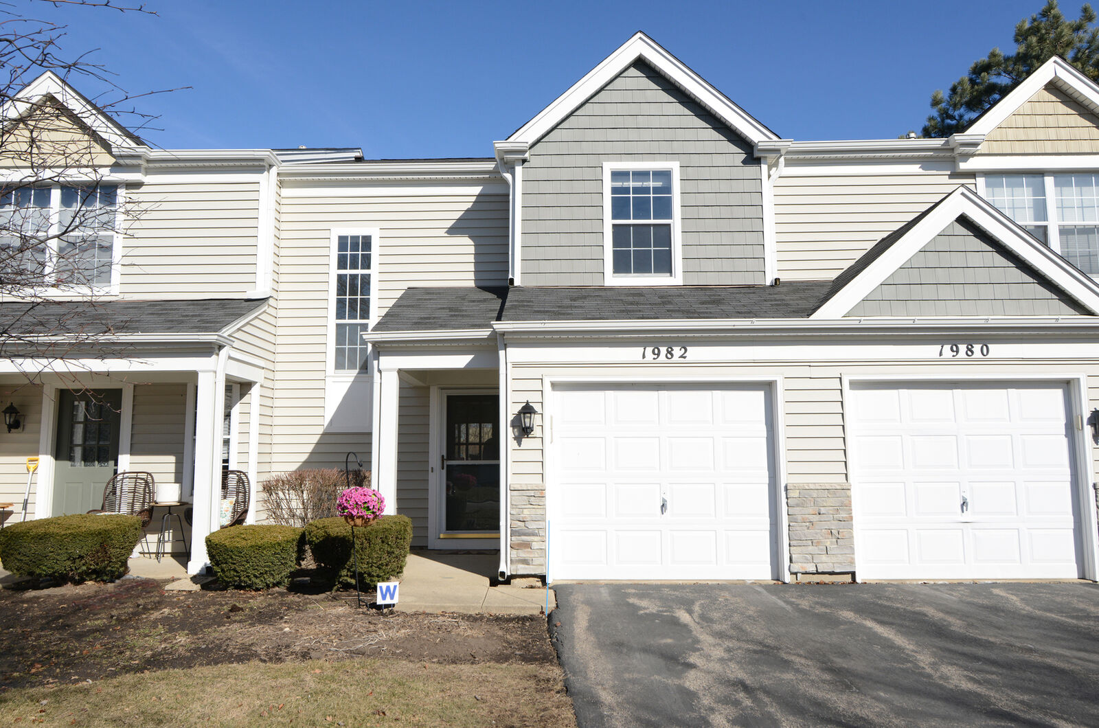 Property Photo:  1982 Muirfield Circle  IL 60123 