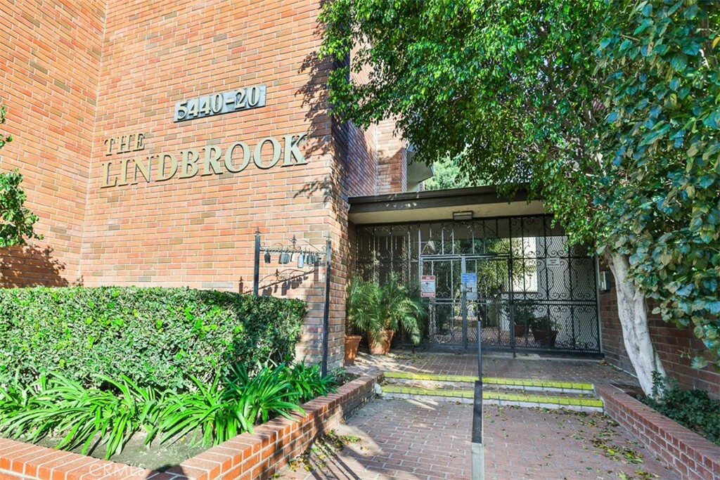 Property Photo: 5440 Lindley Avenue 209 CA 91316