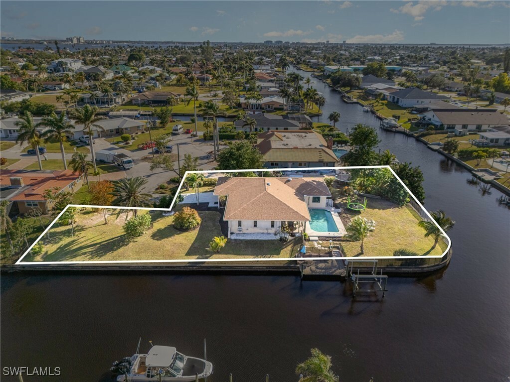 Property Photo:  1402 Vendome Court  FL 33904 