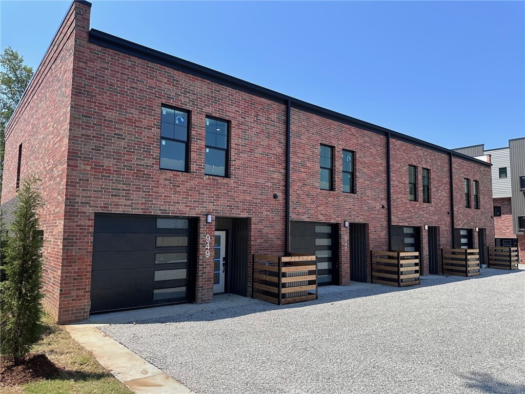 Property Photo:  947 SE 10th Street  AR 72712 