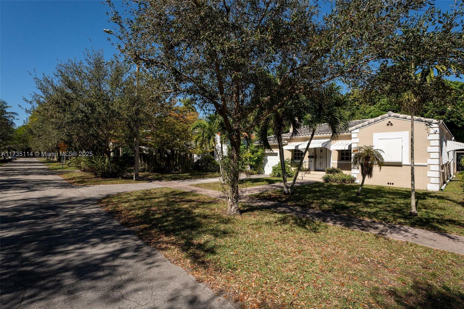 Property Photo:  513 Giralda Ave  FL 33134 