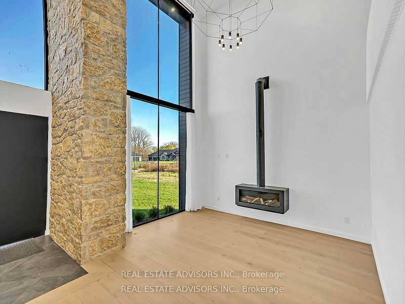 Property Photo:  16 Bayswater Rd  ON K8V 5P5 