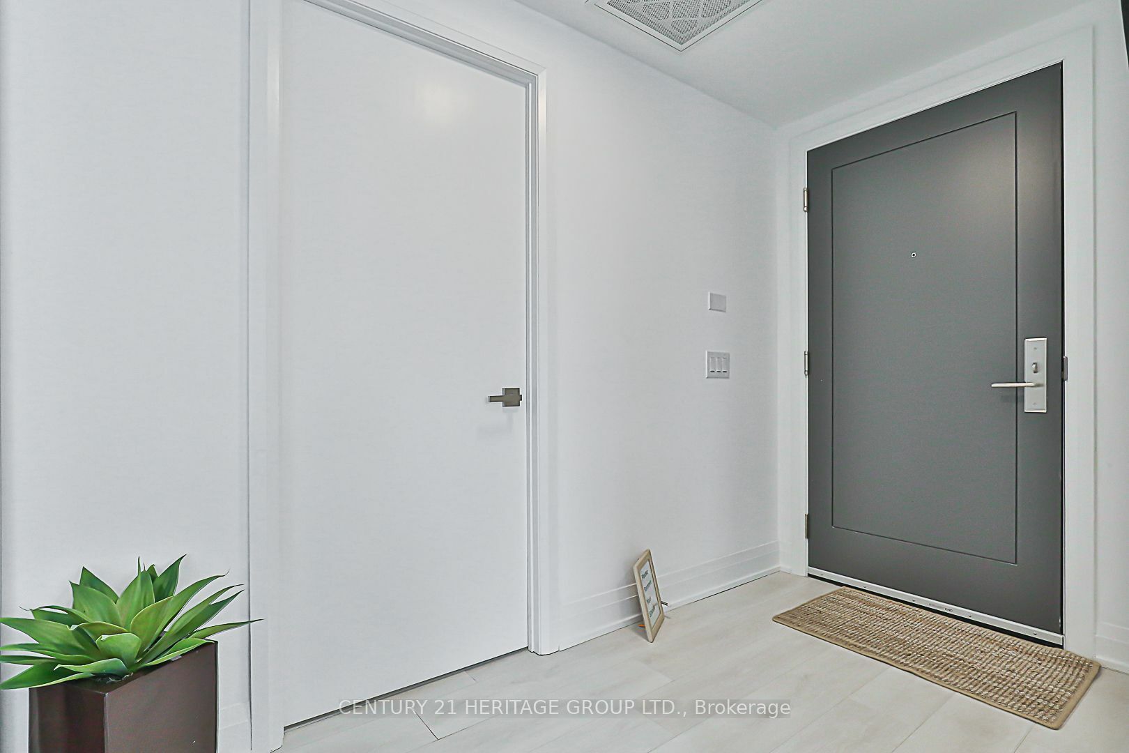 Property Photo:  33 Frederick Todd Way 606  ON M4G 0C9 