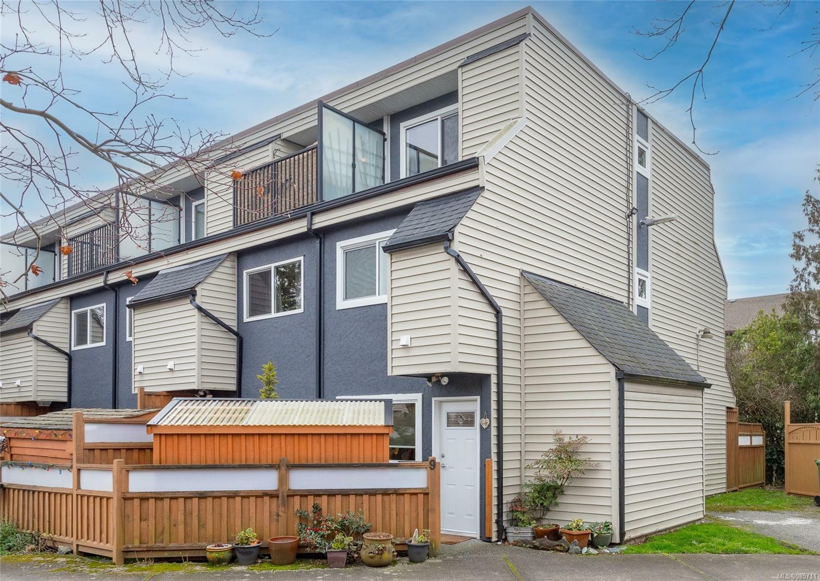 Property Photo: 50 Montreal St 9 BC V8V 1Y5