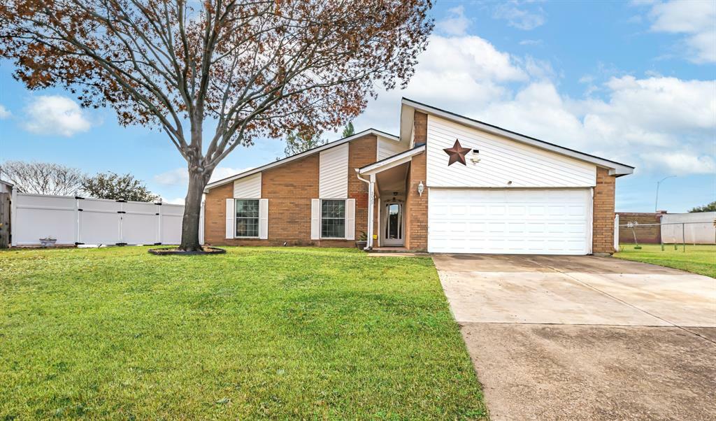 Property Photo: 3029 Meadow Creek Court TX 75052
