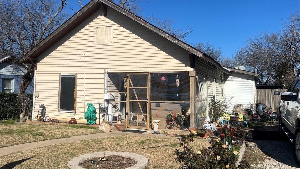 Property Photo: 402 W Trammell Avenue TX 76140