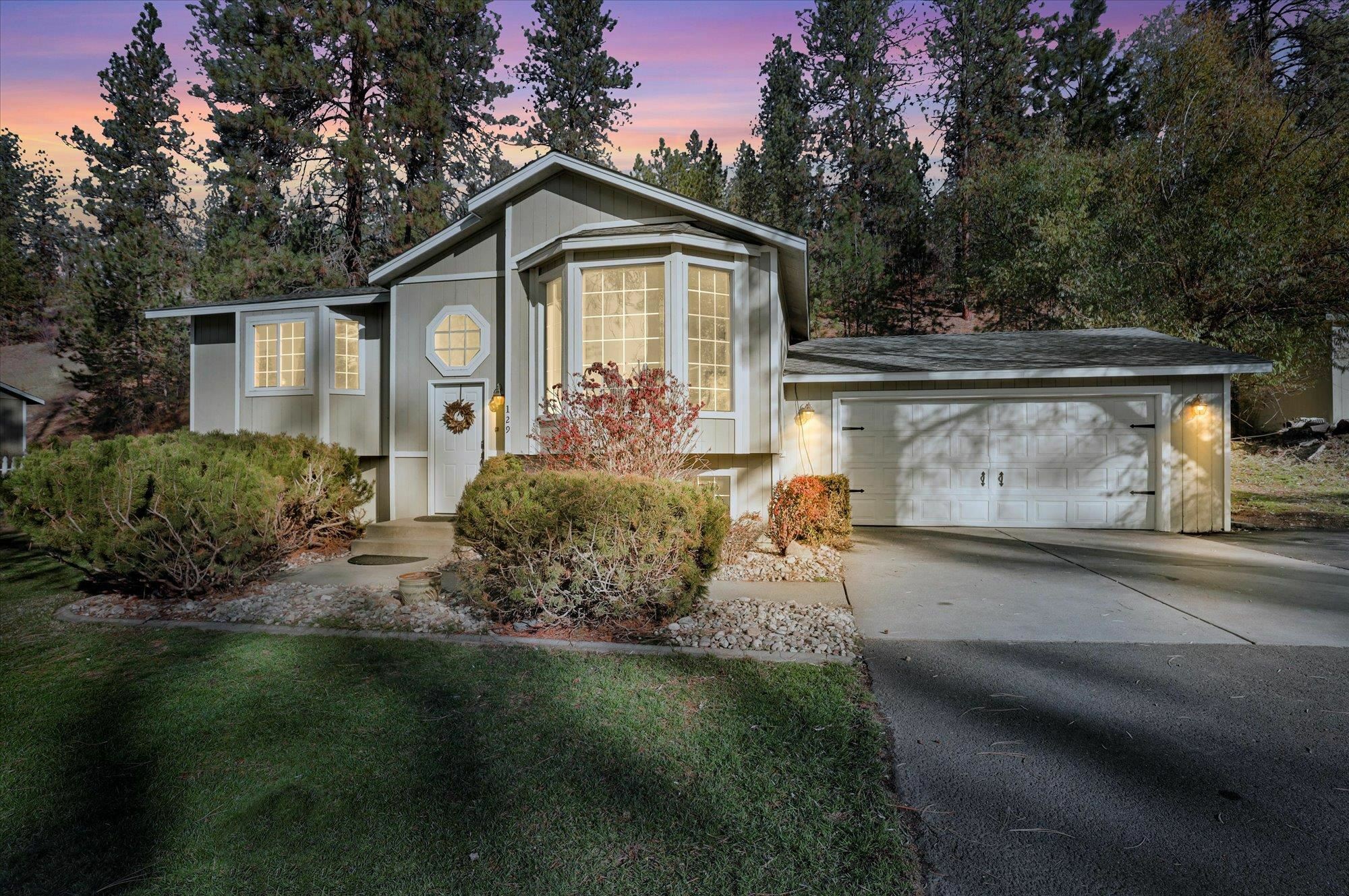 Property Photo:  129 E Wynot Dr  WA 99026 