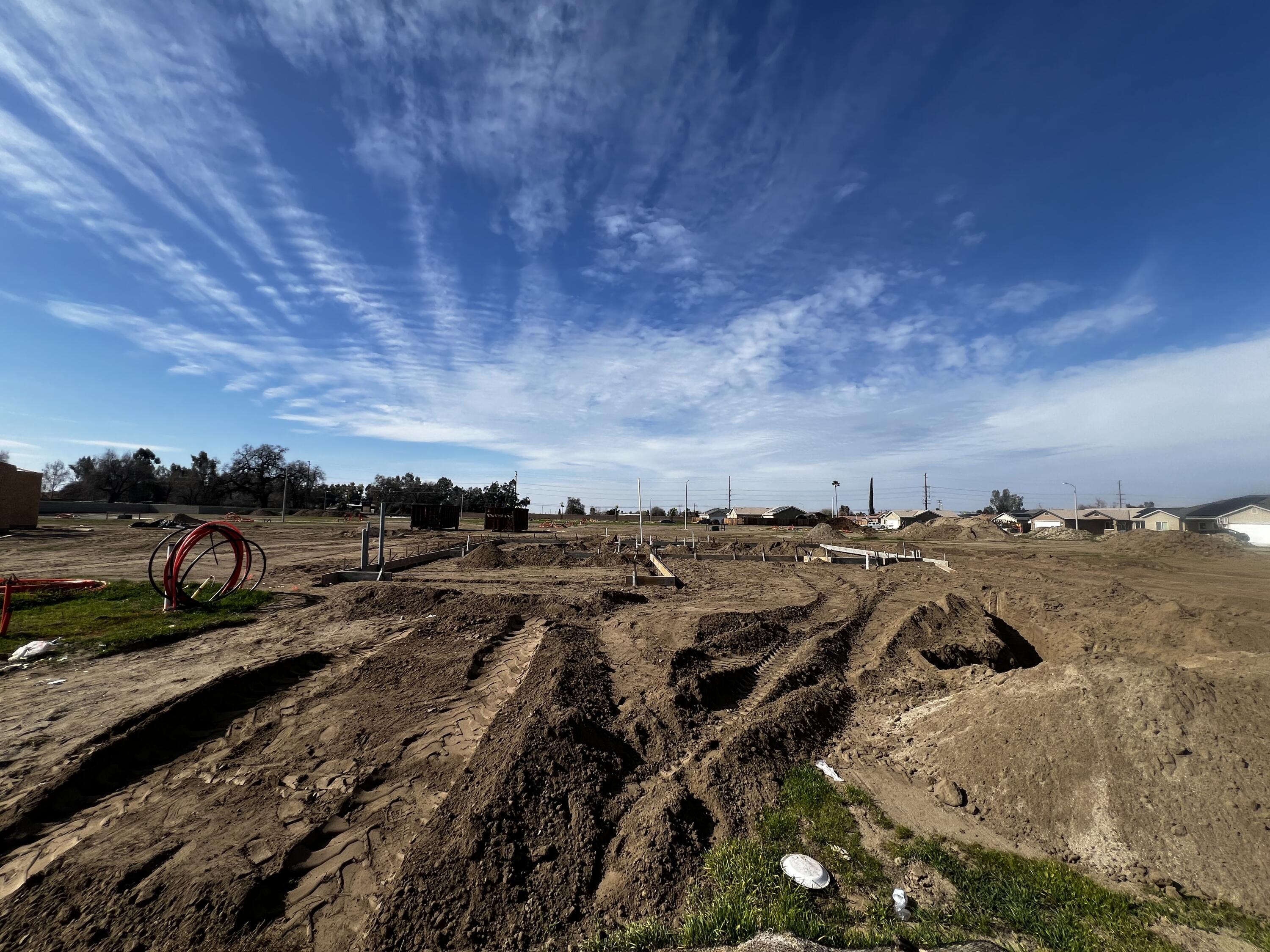 Property Photo:  1143 S Creekside Place E  CA 93257 