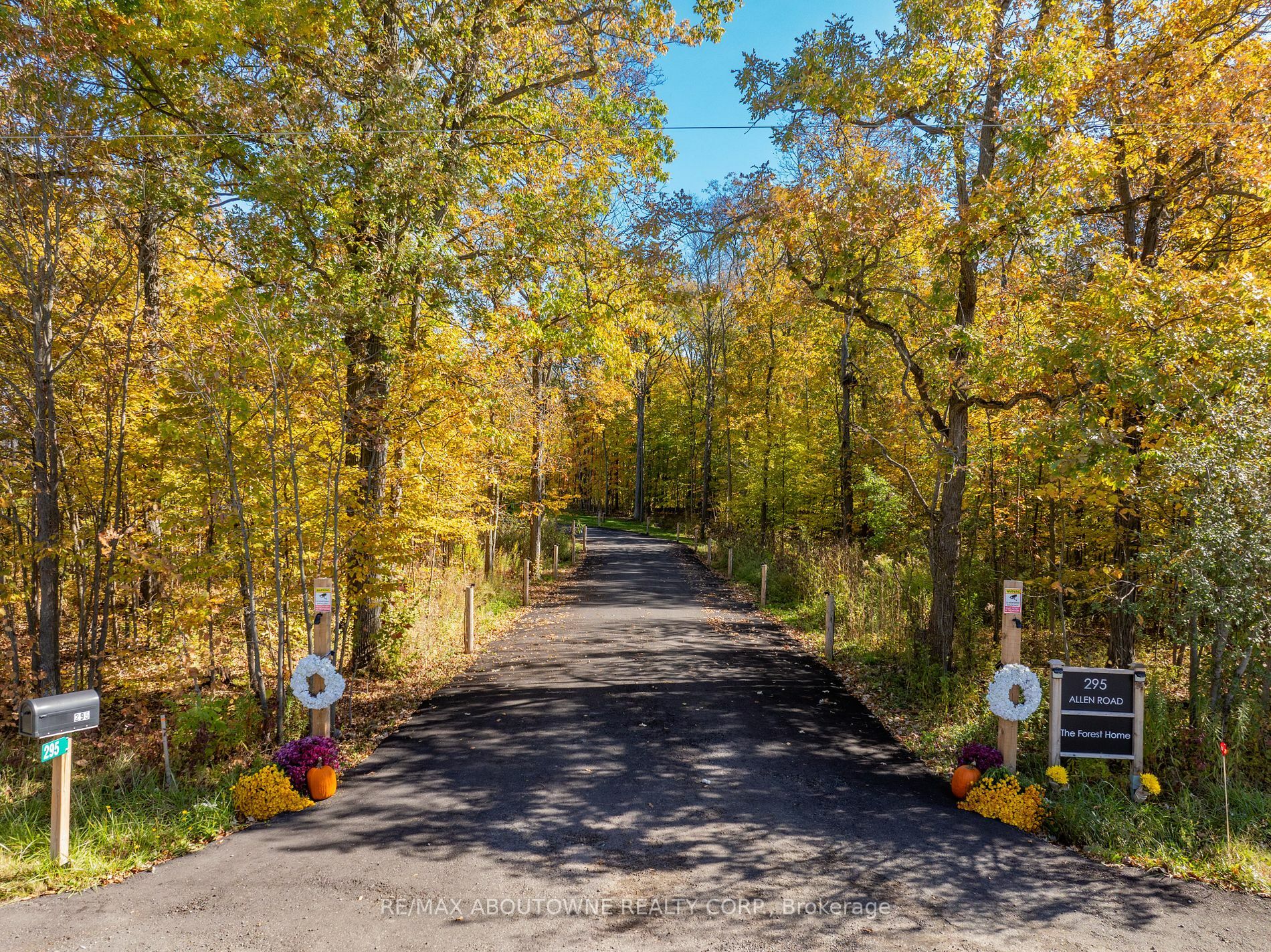 Photo de la propriété:  295 Allen Rd  ON L3M 4E7 