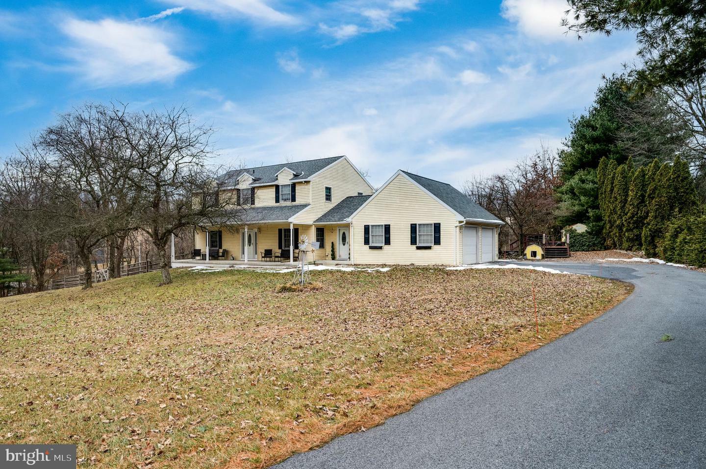 Property Photo:  10 Twin Oak Drive  PA 19533 