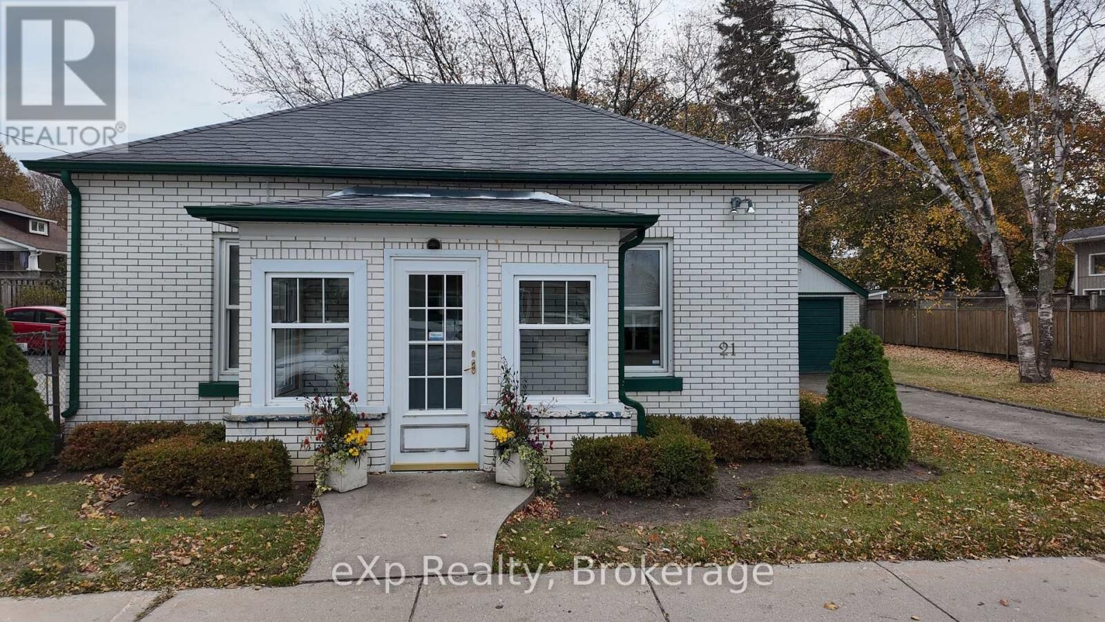 Property Photo: 21 Grosvenor Street North ON N0H 2L0