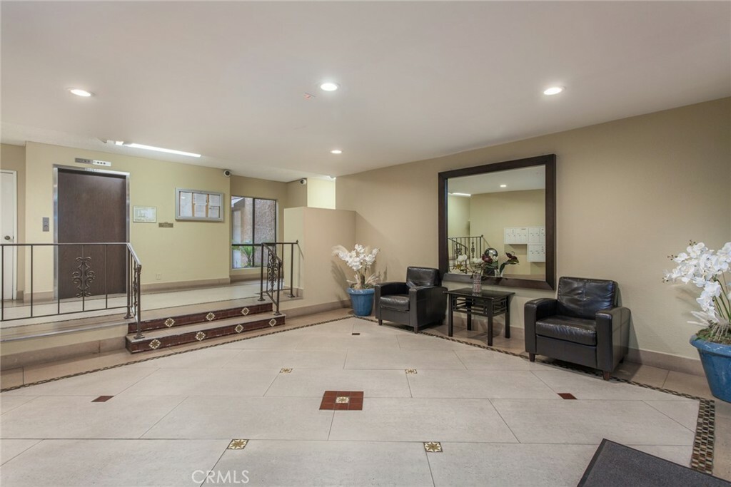 Property Photo:  1735 N Fuller Avenue 425  CA 90046 