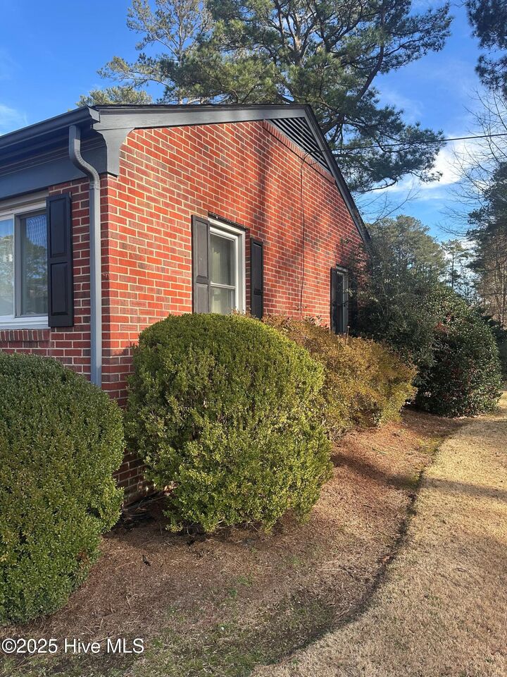 Property Photo: 605 S Pembroke Avenue NC 27910