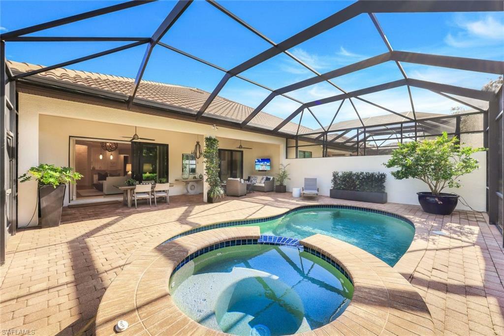 Property Photo: 6573 Roma Way FL 34113