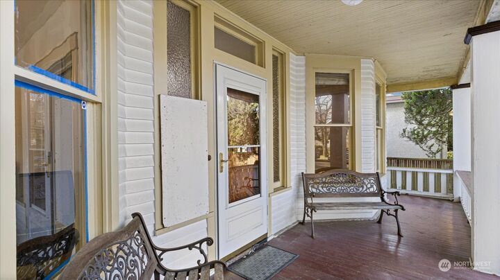 Property Photo:  2121  1st Avenue W  WA 98119 