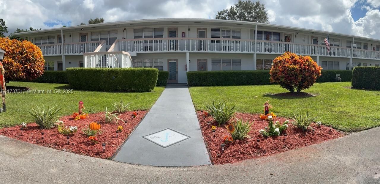 Property Photo: 143 Oakridge J 143 FL 33442