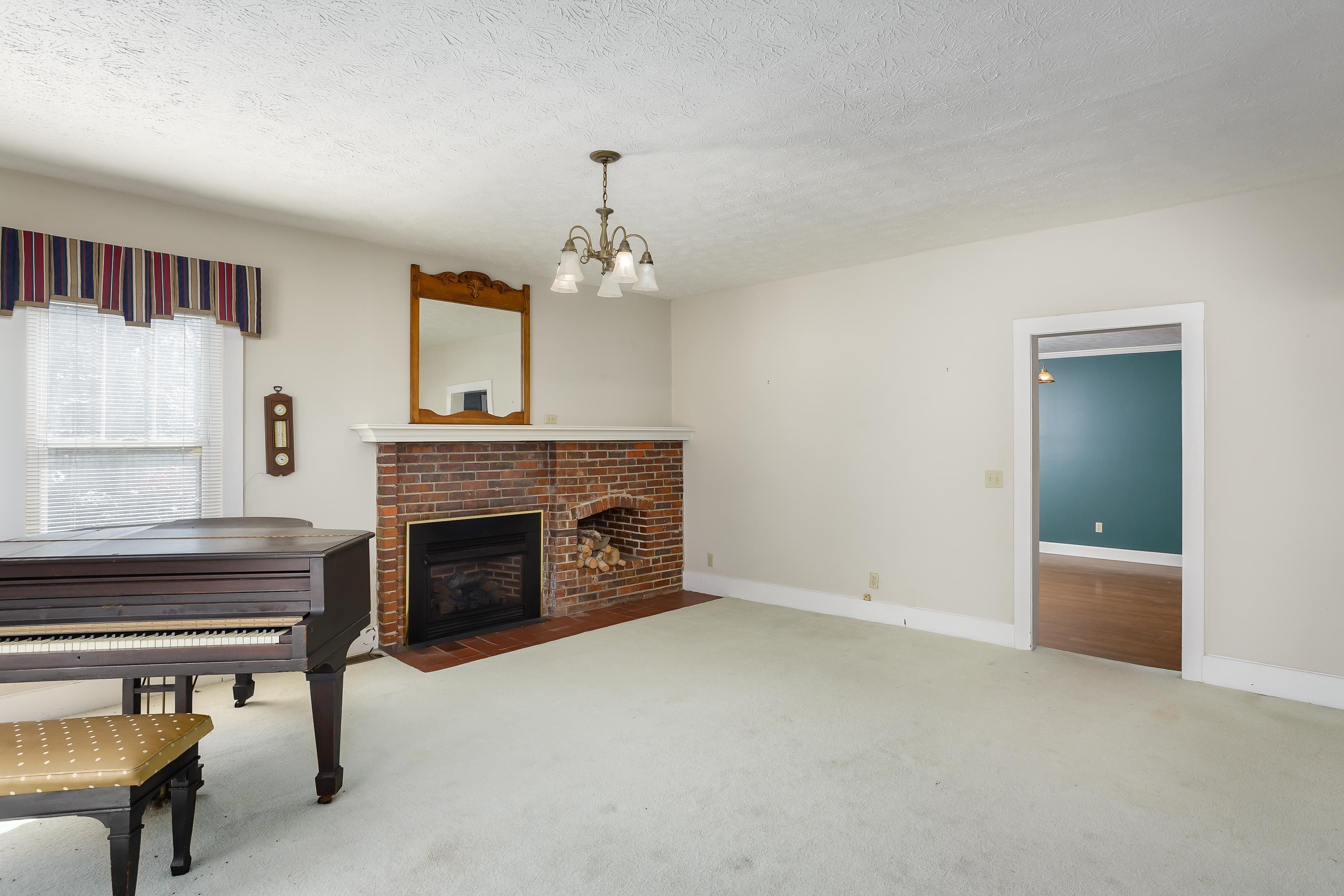 Property Photo: 304 Elledge Ln AL 35661 - MUSCLE S