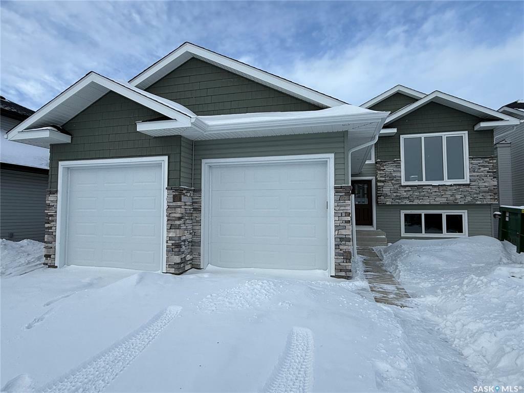 Property Photo:  818 Weir Crescent  SK S0K 4S0 