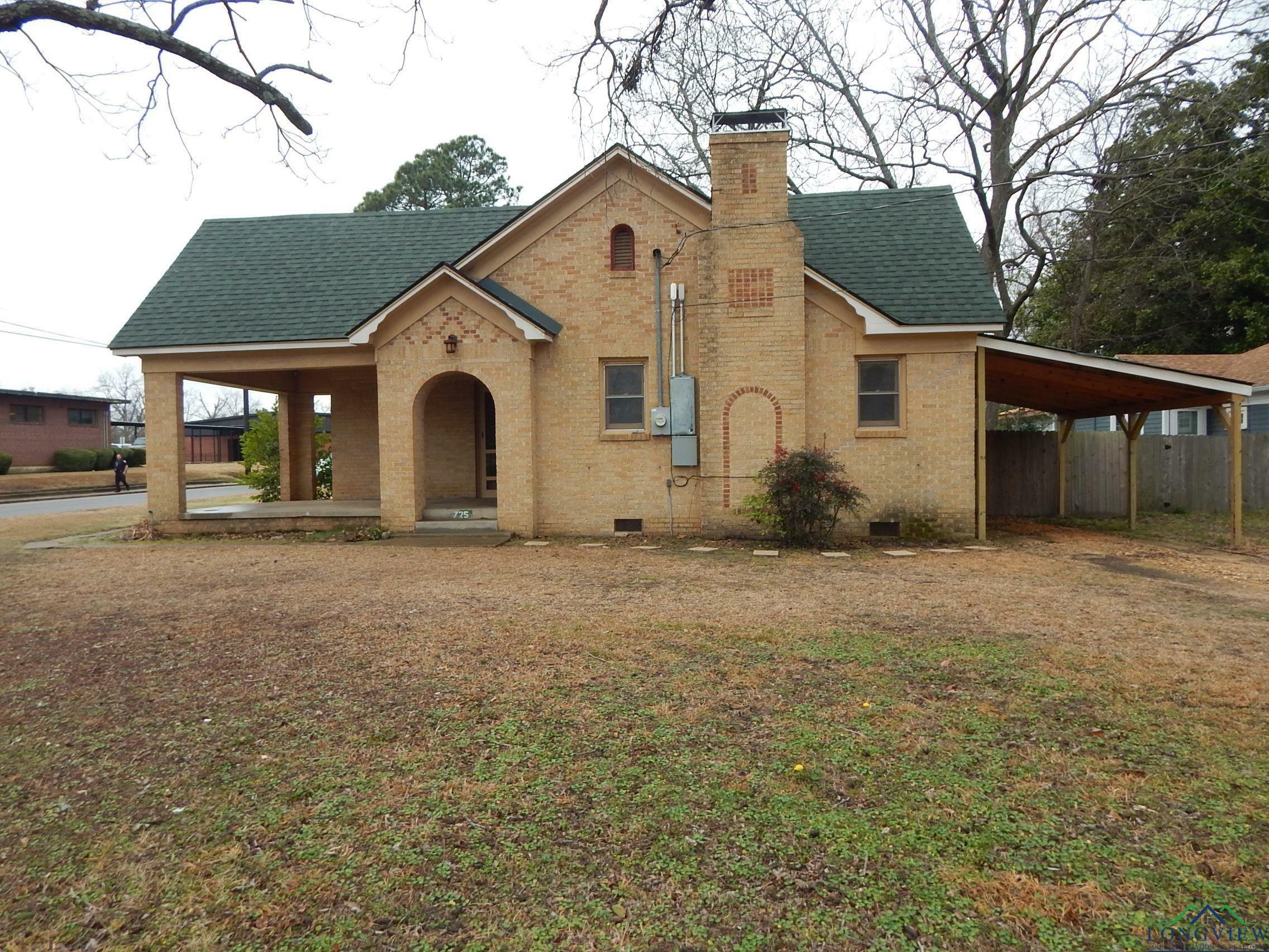 Property Photo:  725 S Davis St  TX 75482-4024 