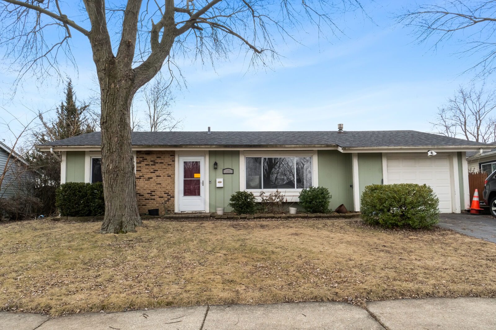 Property Photo: 1631 Garland Lane IL 60133