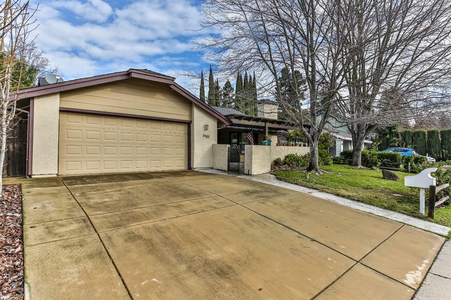 Property Photo:  1565 Woodland Oaks Way  CA 95833 