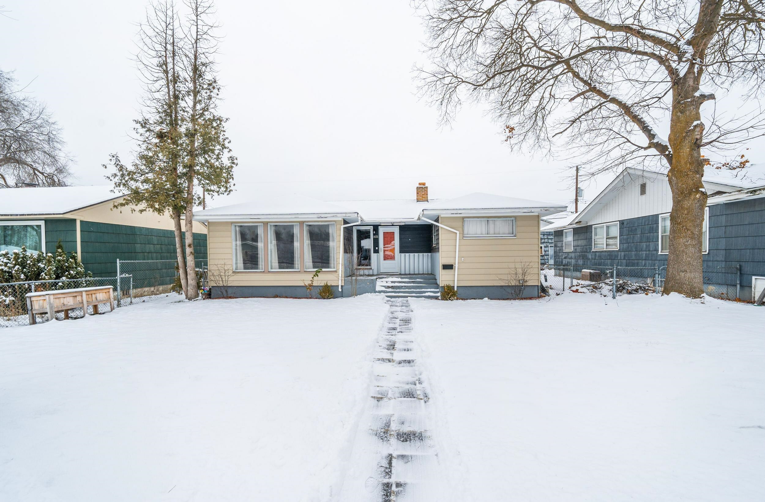 Property Photo: 1425 E Central Ave WA 99208