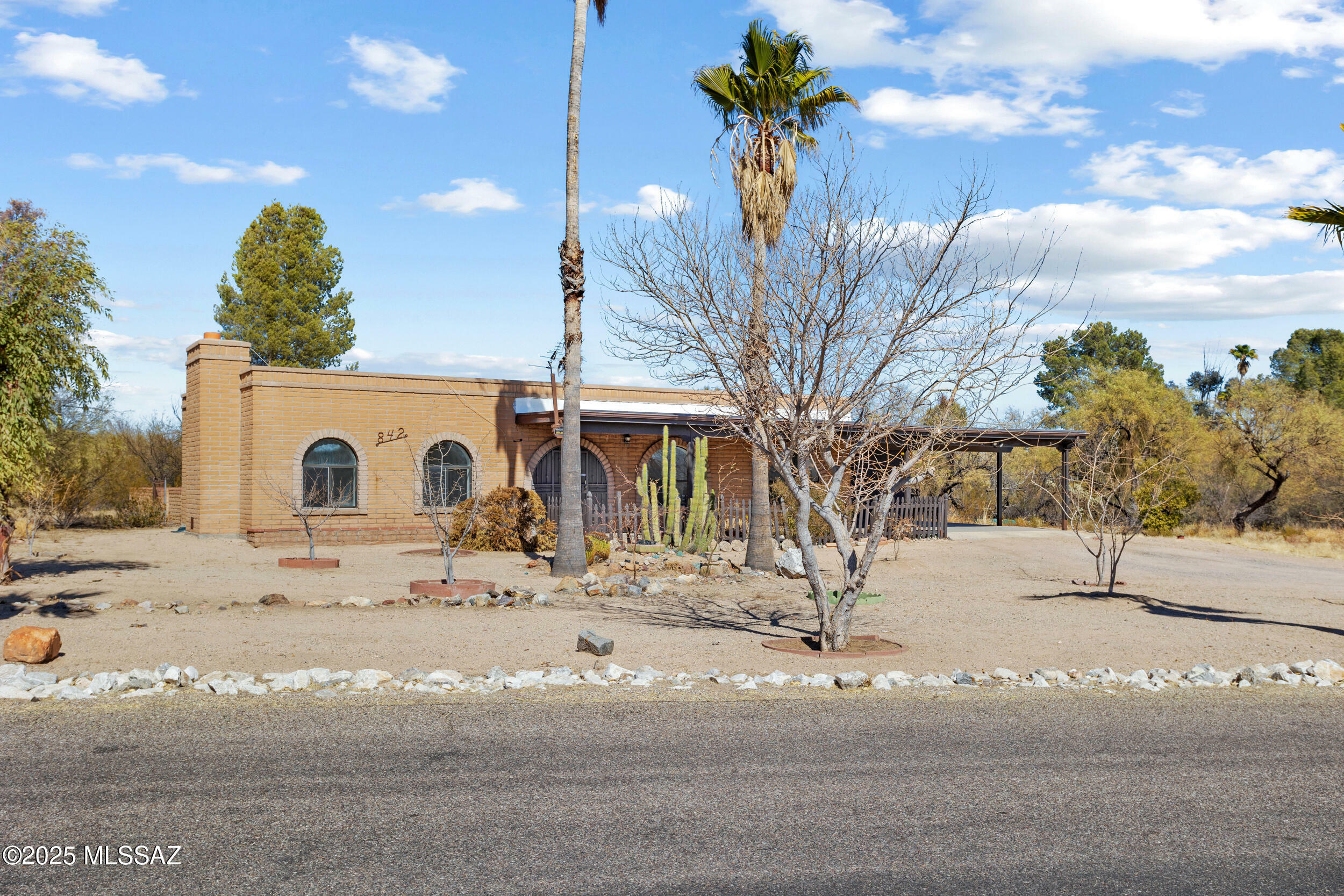 Property Photo:  842 W Calle De Marzo  AZ 85614 