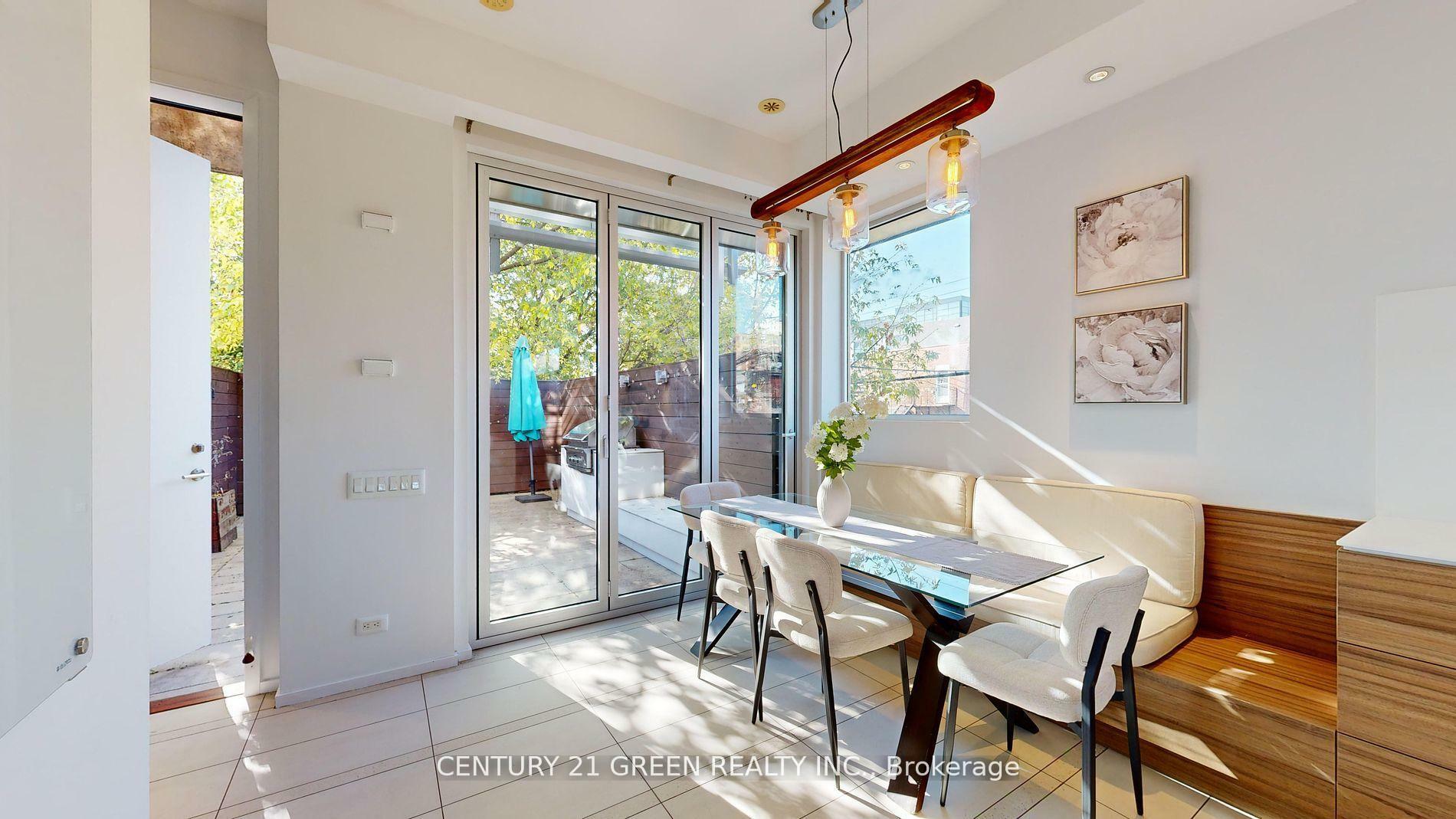 Photo de la propriété: 56 Lippincott St 8 ON M5T 2R5
