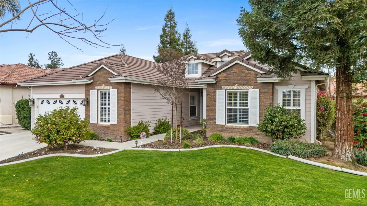 Property Photo:  10121 Dutch Iris Drive  CA 93311 