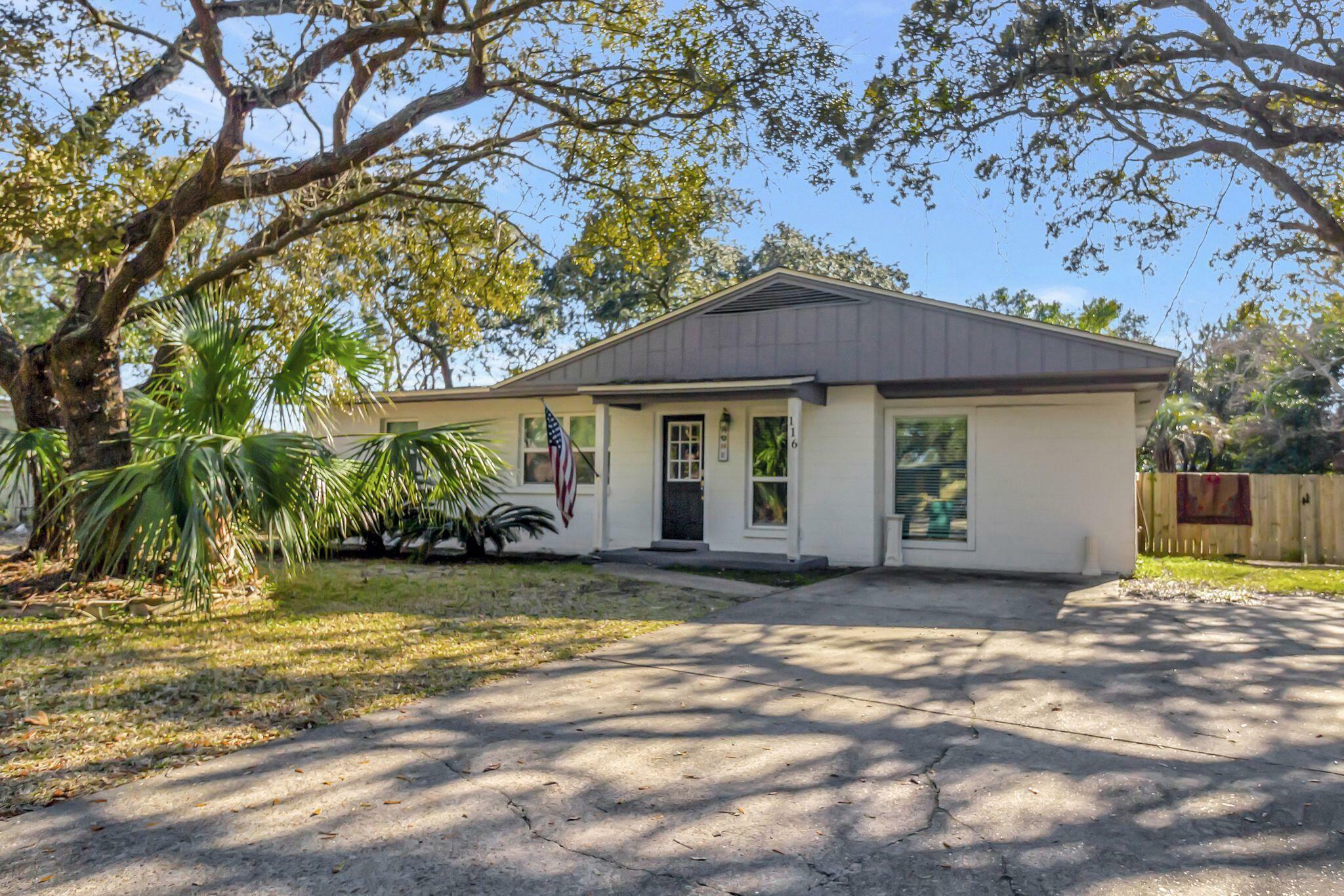 Property Photo:  116 Merle Circle  FL 32547 