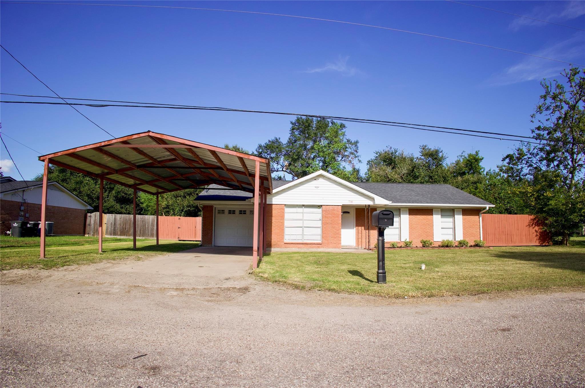 Property Photo: 716 Gubert Lane TX 77511