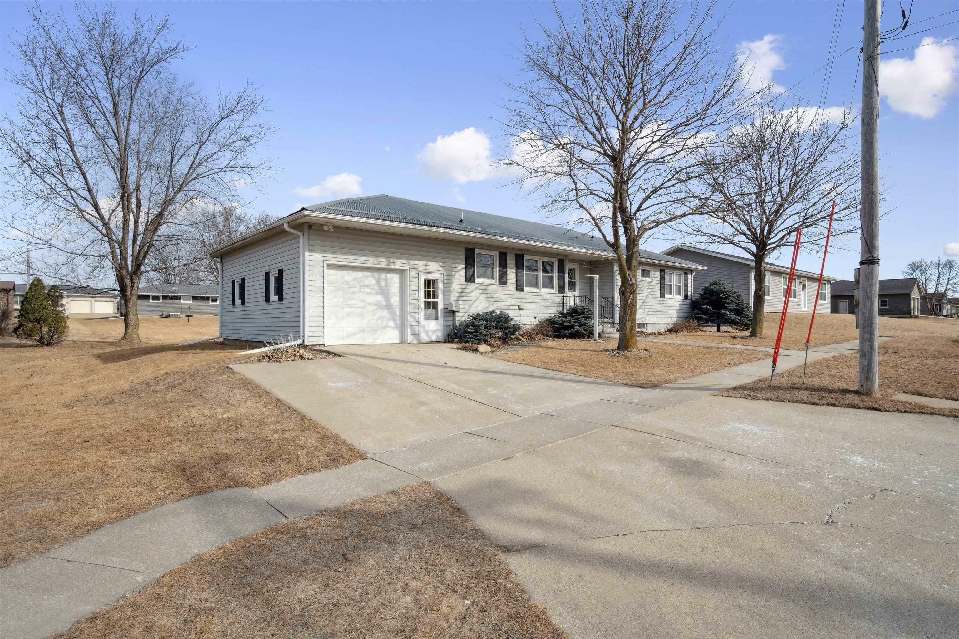 Property Photo:  408 E Morrison Street  IA 52042 