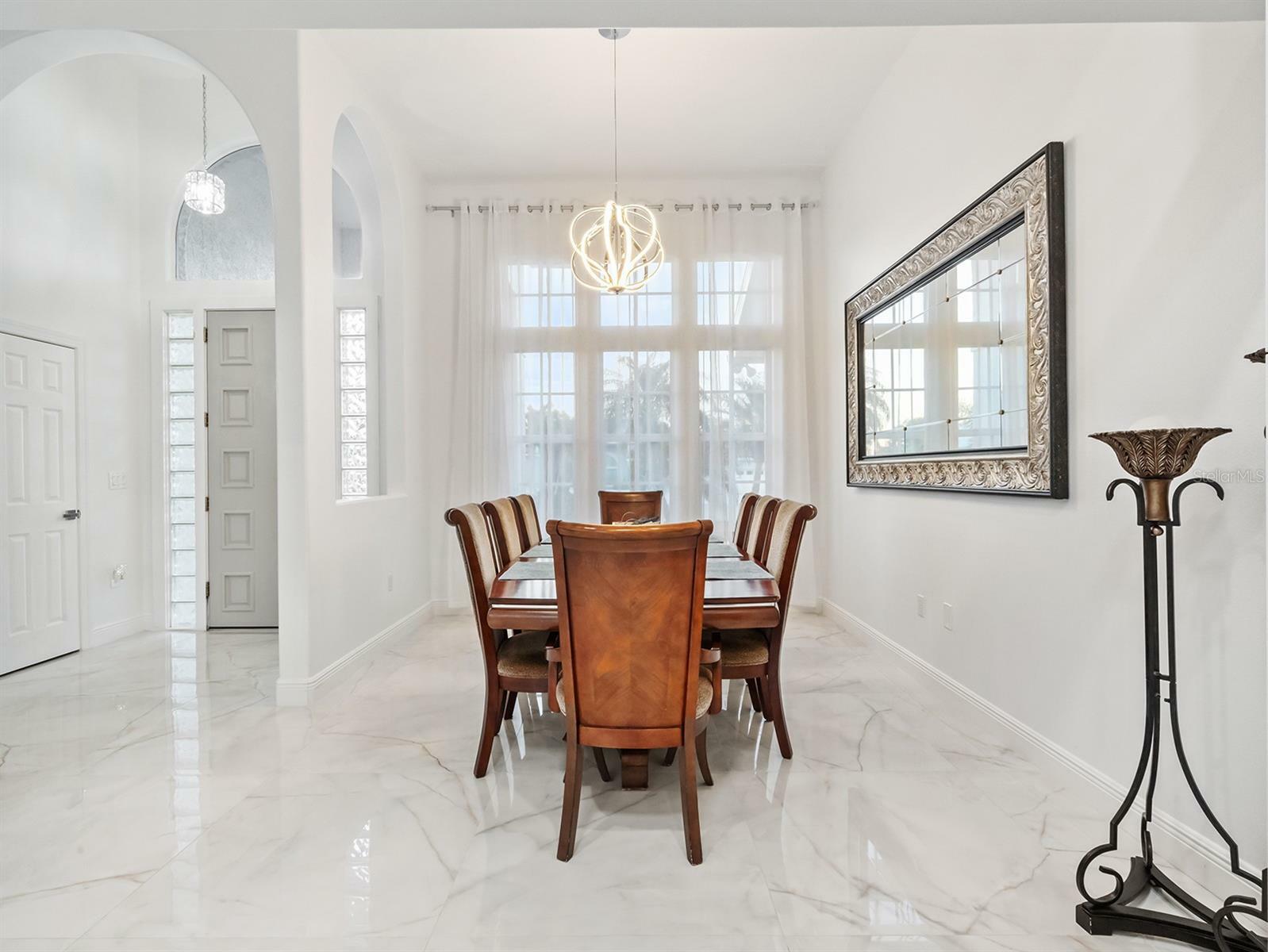 Property Photo:  818 Golf Island Drive  FL 33572 