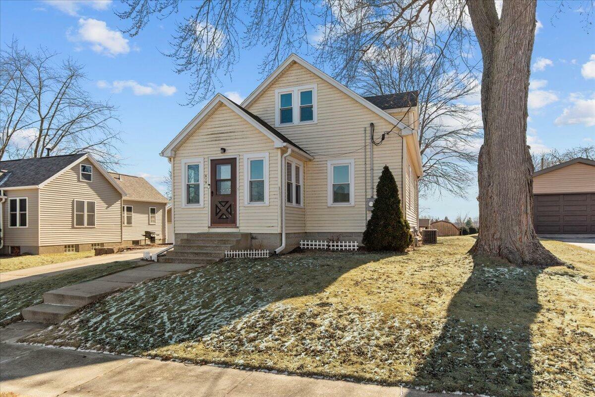 Property Photo:  619 Highland Ave  WI 53040 