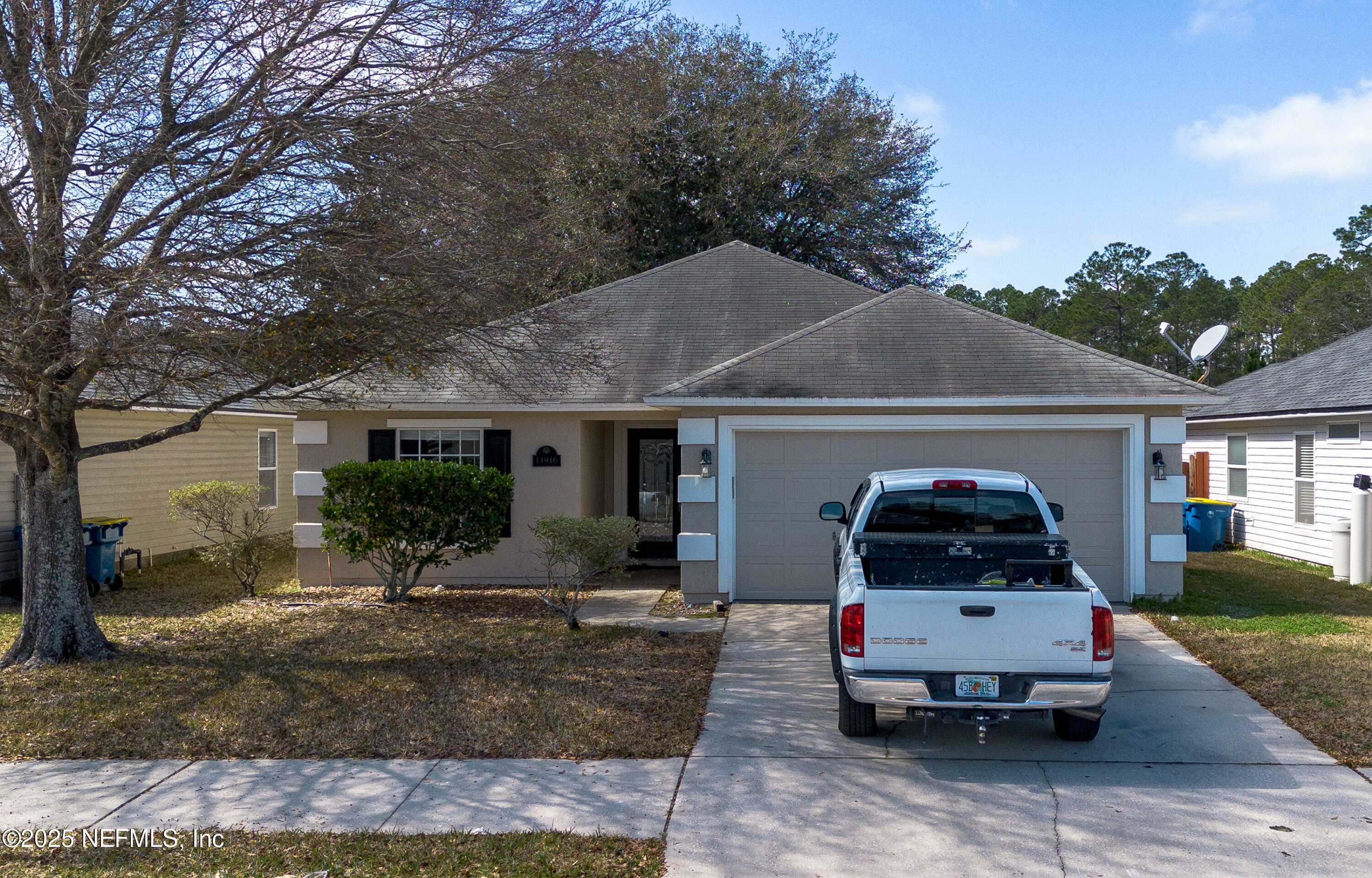 Property Photo:  11916 Hayden Lakes Circle  FL 32218 