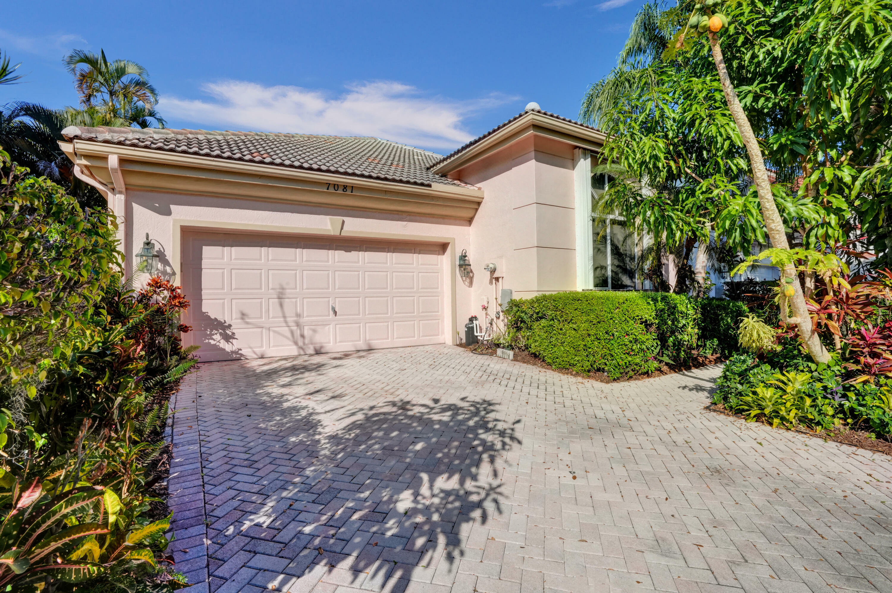Property Photo: 7081 Mallorca Crescent FL 33433